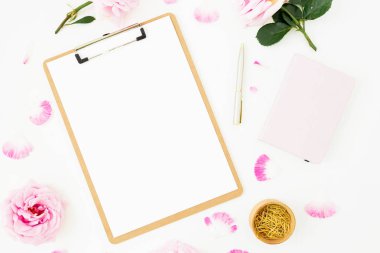 Süt, pembe gül buketi ve beyaz arka planda pano ile güzellik blog kompozisyon. Üstten Görünüm. Düz yatıyordu.