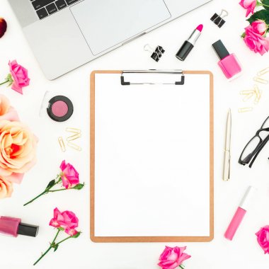 Dizüstü bilgisayar, Pano, gül çiçek ve aksesuar beyaz arka plan üzerinde. Düz yatıyordu. Üstten Görünüm. Freelancer office kavramı