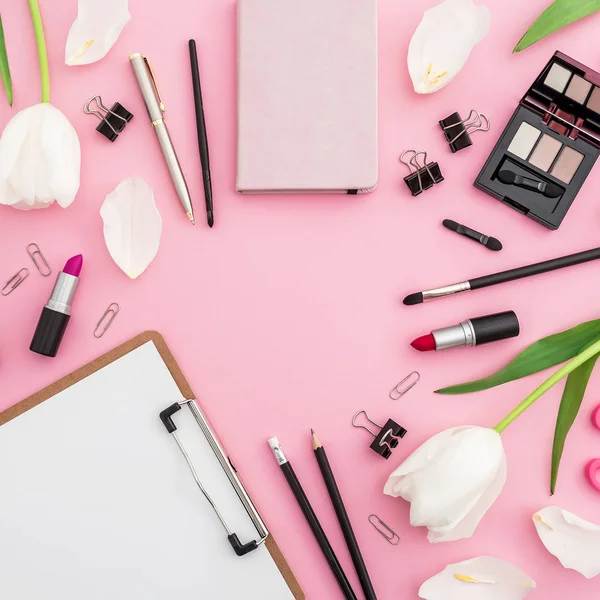 Vista Superior Del Desorden Mesa Rosa Con Cosméticos Papelería Tulipanes — Foto de Stock