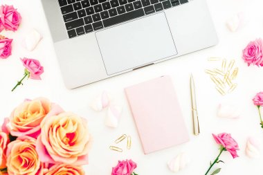 Dizüstü bilgisayar, süt, gül çiçek, şekerleme ve aksesuarları beyaz arka plan üzerinde. Düz yatıyordu. Üstten Görünüm. Freelancer office kavramı