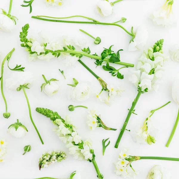 Composition Florale Base Fleurs Blanches Sur Fond Blanc Couché Plat — Photo