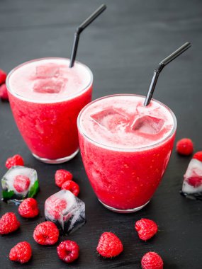 Buz ve çilek ile Ahududu kokteyl