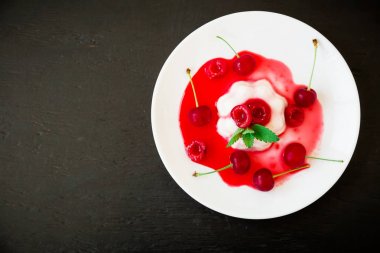 Meyve jöle ile hafif ve kiraz, karanlık masada lezzetli tatlı.