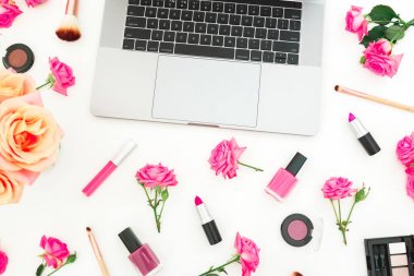 Dizüstü bilgisayar, kozmetik, gül çiçek ve aksesuar beyaz arka plan üzerinde. Düz yatıyordu. Üstten Görünüm. Freelancer office kavramı