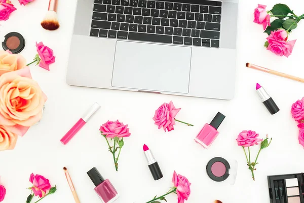 Laptop Cosméticos Rosas Flores Accesorios Sobre Fondo Blanco Acostado Vista — Foto de Stock