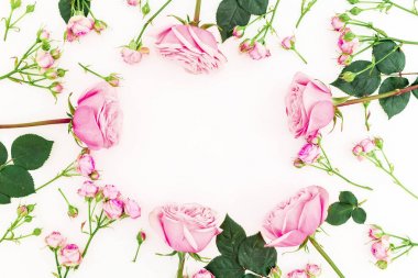 Yuvarlak çerçeve çiçek pembe Gül beyaz arka plan üzerinde yapılmış. Düz yatıyordu, en iyi görünüm. Sevgililer günü kompozisyon