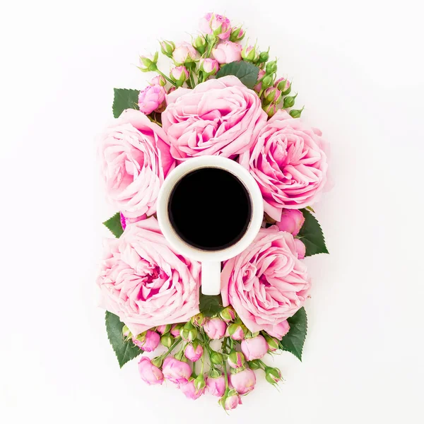粉红色的花朵与咖啡杯的白色背景 花卉的生活方式组成 顶部视图 — 图库照片