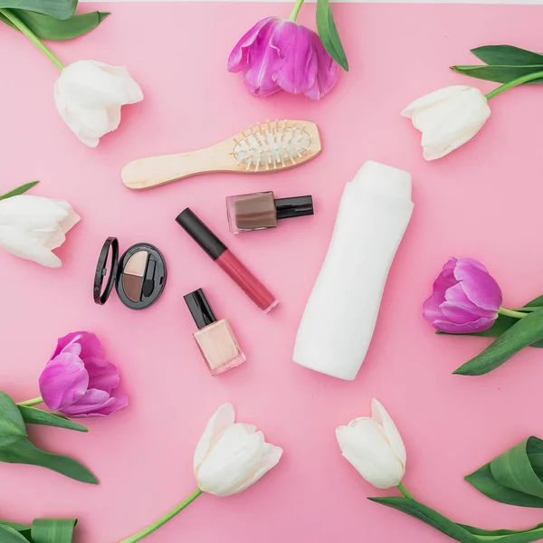 Schönheitskonzept Mit Shampoo Kämmen Kosmetik Und Blumen Auf Rosa Hintergrund — Stockfoto