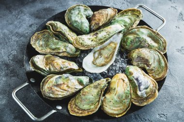 Taş zemin üzerine taze istiridye tabağı