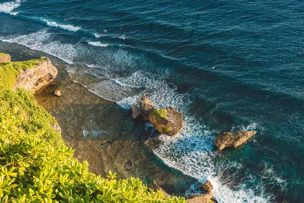 Vista Litoral Com Água Azul Ondulada — Fotografia de Stock