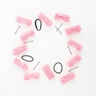 Beyaz arka plan üzerinde pembe Silindirler, saç slaytlar ve ponios Üstten Görünüm