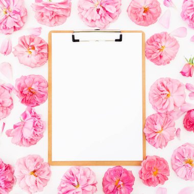 Boş yaprak taze pembe çiçeklerle çevrili kağıda Üstten Görünüm