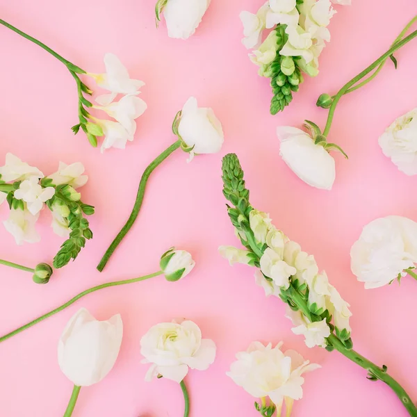 Цветочная Композиция Белыми Тюльпанами Фризиями Ранункулами Розовом Фоне — стоковое фото