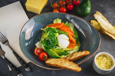 Taze salata domates, yumurta ve croutons somon ile 