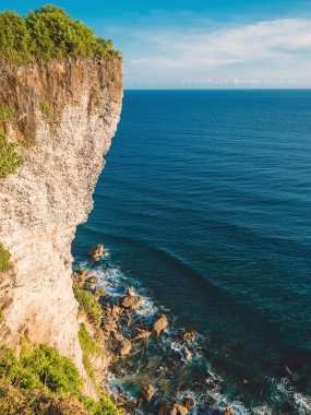 Dalgalı mavi su ile Sahil görünümünü 