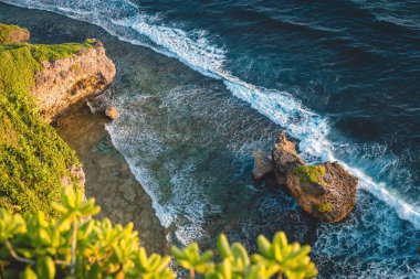 Dalgalı mavi su ile Sahil görünümünü 