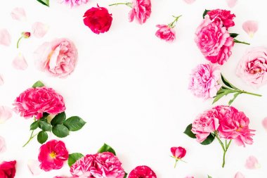 Yuvarlak beyaz zemin üzerine taze pembe Güllü çiçek kompozisyon