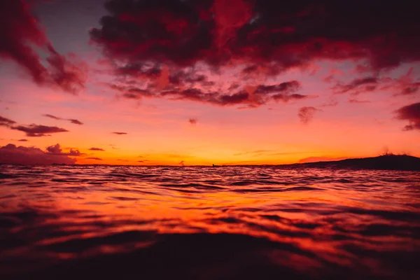 夕暮れ時の曇り空の下での水面の風光明媚なビュー — ストック写真