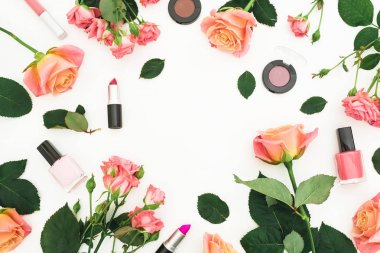 Taze pembe güller ve beyaz arka plan üzerinde kozmetik ürünler çiçek kompozisyonu