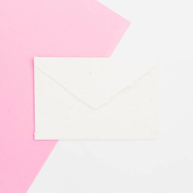 İki renkli pastel arka plan üzerinde beyaz zarf