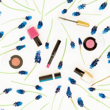 Beyaz zemin üzerine mavi çiçekli kozmetik ürünleri Üstten Görünüm 