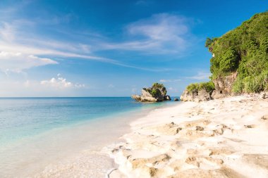 Dalgalı mavi su ile Sahil görünümünü 