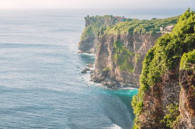 Dalgalı mavi su ile Sahil görünümünü 