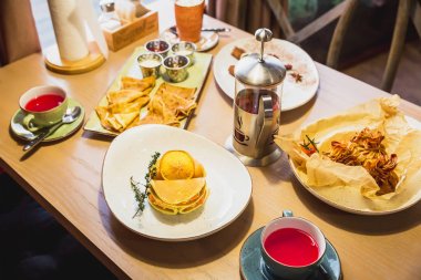 Tablo farklı kadar dolu: krep, krep, pasta ve çay