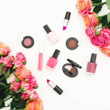 Taze pembe güller ve beyaz arka plan üzerinde kozmetik ürünler çiçek kompozisyonu