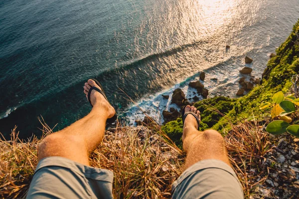 Close Foto Pernas Masculinas Topo Das Montanhas Com Belo Fundo — Fotografia de Stock