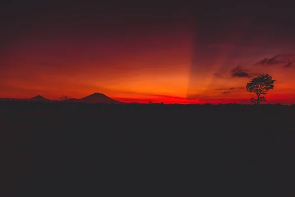 美丽的洛基山脉剪影与红色天空背景在日落时间 — 图库照片