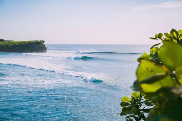 Foto Hermosas Montañas Rocosas Con Agua Mar Azul Fondo Del —  Fotos de Stock