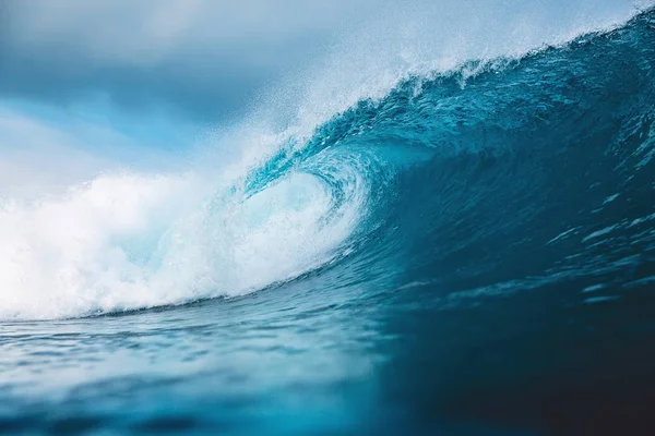 Foto Bela Onda Mar Limpo Fundo Céu Azul Com Nuvens — Fotografia de Stock