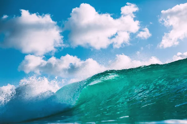 Foto Bella Onda Mare Pulito Sul Cielo Blu Con Nuvole — Foto Stock