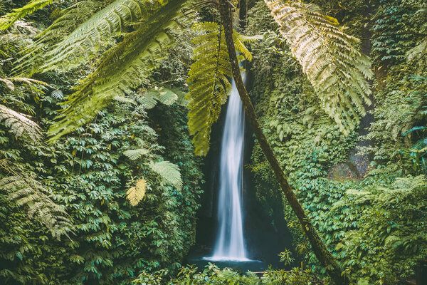 Photo Beautiful Waterfall Mountains Green Trees Background — Stock Photo, Image