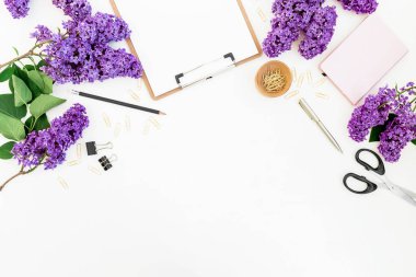 Pano, defter ve kalem ile güzel mor çiçekler üstten görünüm arka plan üzerinde 