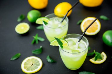 Ihlamur, nane ve limon siyah masada bardaklarda narenciye limonata