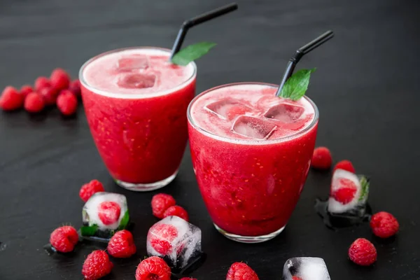 Cocktail Lampone Con Ghiaccio Menta Bacche Bicchieri Sul Tavolo Nero — Foto Stock