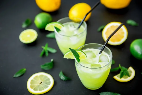 Citrus Lemonad Med Lime Mynta Och Citroner Glas Svart Bord — Stockfoto