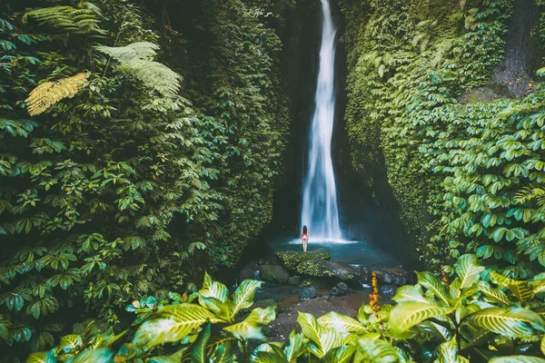 Malowniczy Widok Wysoki Tropikalnym Wodospadem Zielonym Lesie — Zdjęcie stockowe