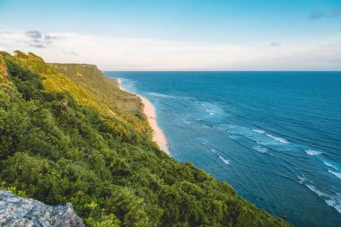 Dalgalı mavi su ile güzel sahil görünümünü 