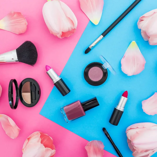 Top View Beautiful Pink Tulip Flowers Makeup Set Pink Blue — Stock Photo, Image