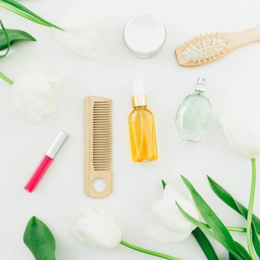 Şişe, ruj ve beyaz arka plan üzerinde izole fırçalar ile güzel beyaz çiçeklerin Üstten Görünüm