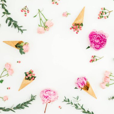 Pembe şakayıklı, gül yapraklı, okaliptüslü çiçek desenli.,