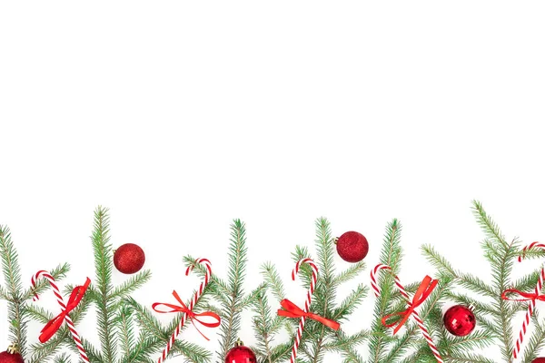 Marco de Navidad con ramas de abeto y decoración roja en ba blanca —  Fotos de Stock