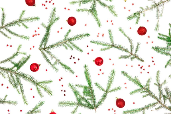 Patrón de Navidad de ramas de abeto y decoración roja en whi —  Fotos de Stock