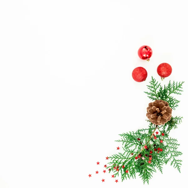 Composición navideña de ramas de pino y bolas rojas sobre blanco. F —  Fotos de Stock