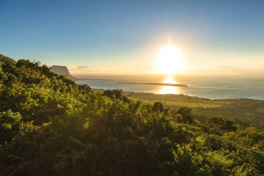 Morne Brabant Dağı ve Morit 'te gün batımında göl manzarası
