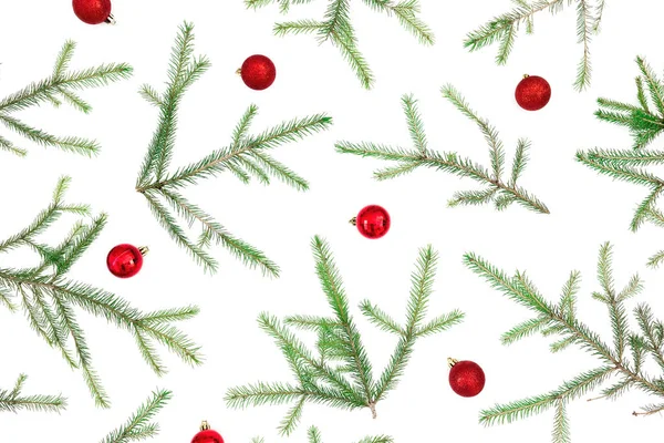 Χριστουγεννιάτικο μοτίβο των κλαδιών ελάτης και κόκκινη διακόσμηση σε λευκό ba — Φωτογραφία Αρχείου