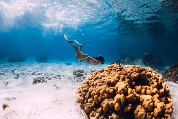 Lány freediver siklik sárga uszonyok felett homokos tenger. — Stock Fotó